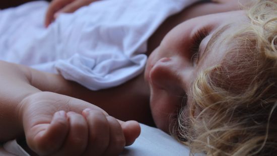 昼食のあとに眠くなるのは、食べたからではない！ー日中の耐えられない眠気ー